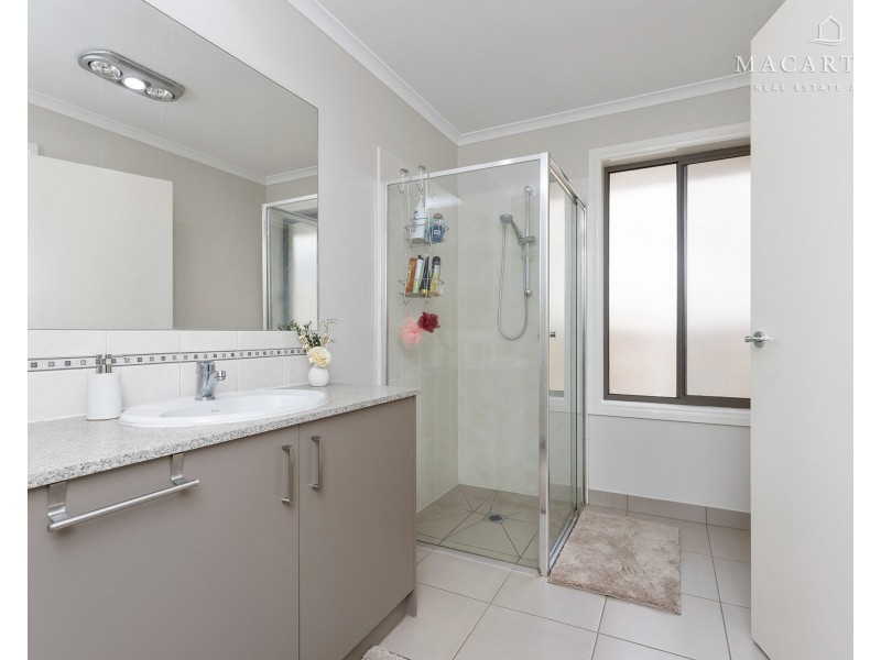 37 Plunkett Drive, Lake Albert NSW 2650