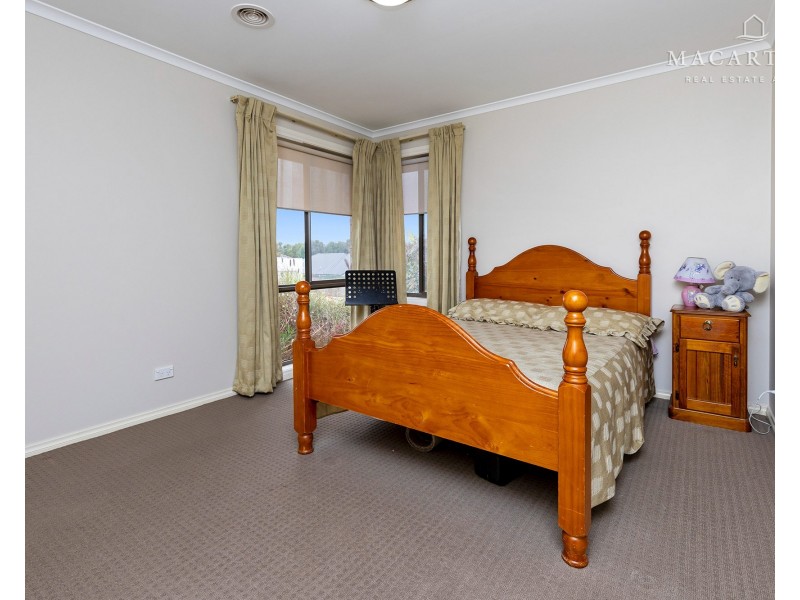 37 Plunkett Drive, Lake Albert NSW 2650