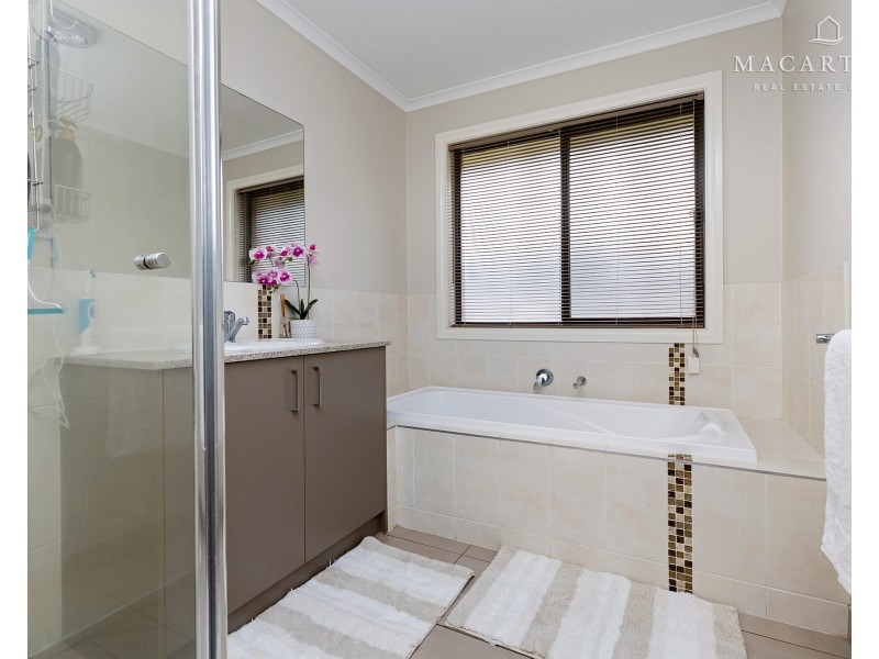 37 Plunkett Drive, Lake Albert NSW 2650