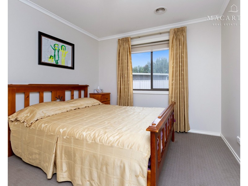 37 Plunkett Drive, Lake Albert NSW 2650