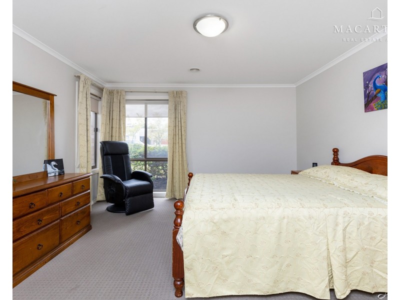 37 Plunkett Drive, Lake Albert NSW 2650