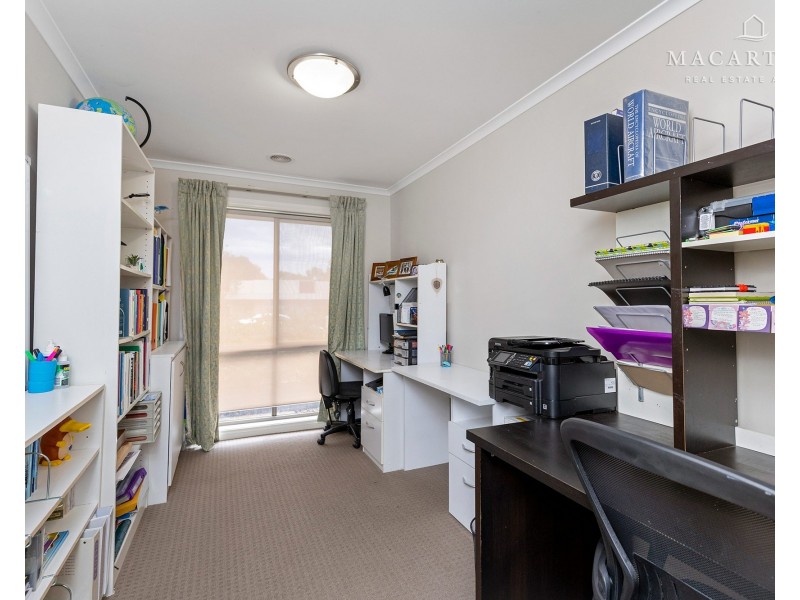 37 Plunkett Drive, Lake Albert NSW 2650