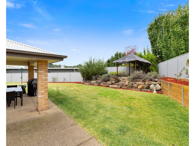 37 Plunkett Drive, Lake Albert NSW 2650