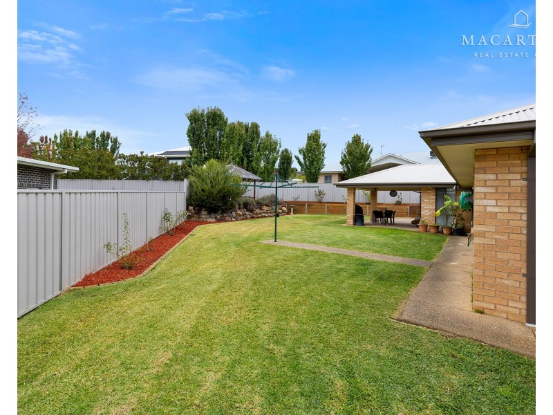 37 Plunkett Drive, Lake Albert NSW 2650