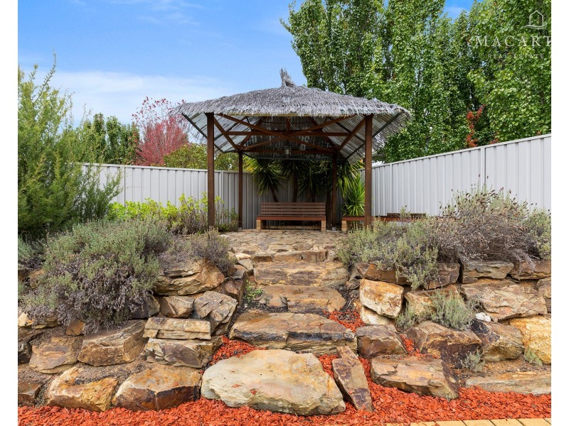 37 Plunkett Drive, Lake Albert NSW 2650