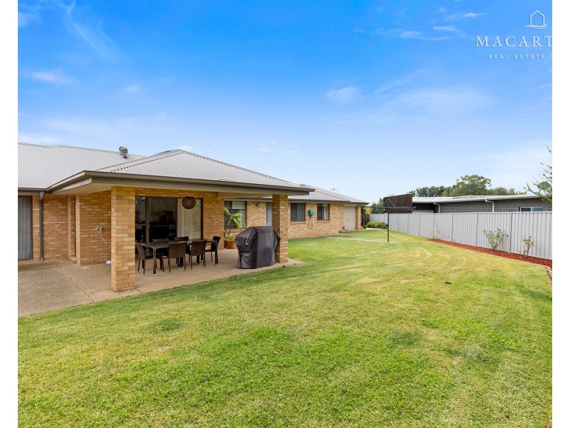 37 Plunkett Drive, Lake Albert NSW 2650