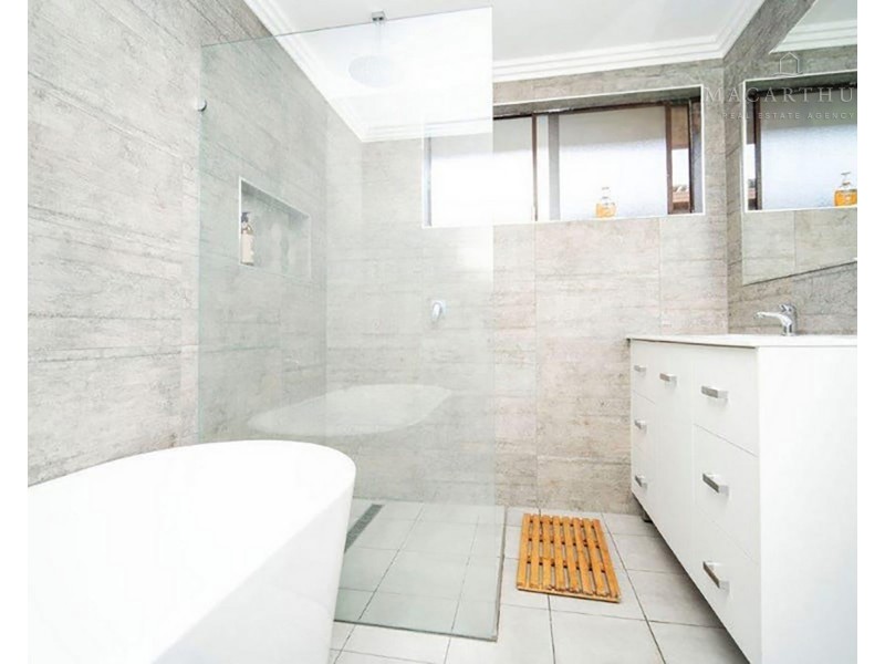 4 Eyre Street, Lake Albert NSW 2650