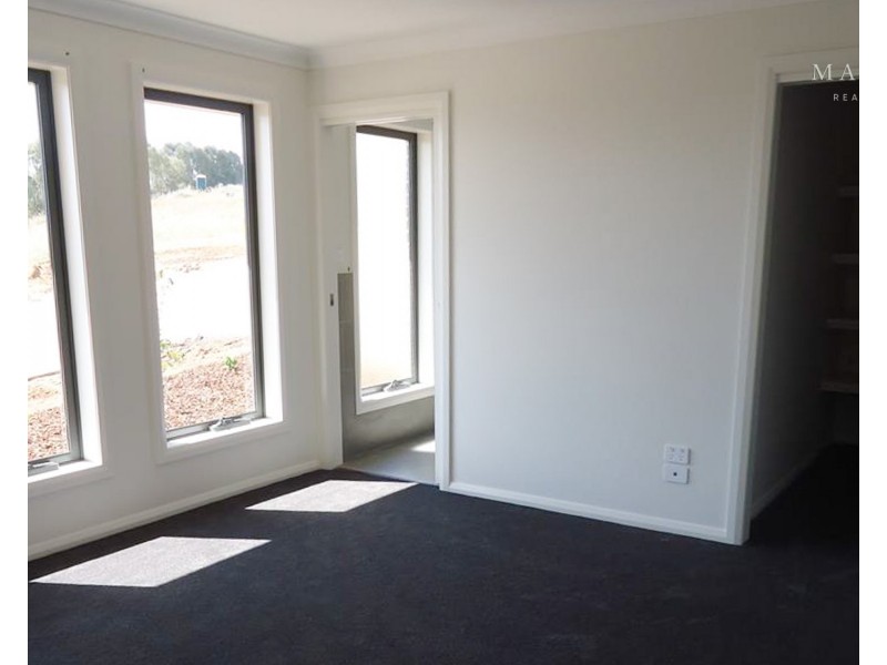 1/56 Ross Parkway, Gobbagombalin NSW 2650