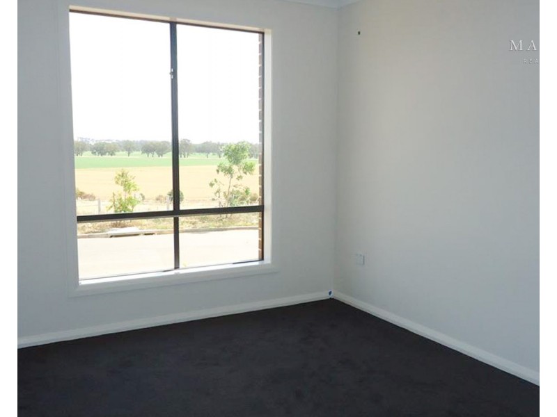 1/56 Ross Parkway, Gobbagombalin NSW 2650