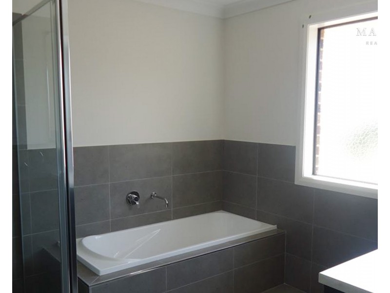 1/56 Ross Parkway, Gobbagombalin NSW 2650