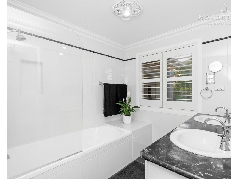 298 Mitchell Road, Lake Albert NSW 2650