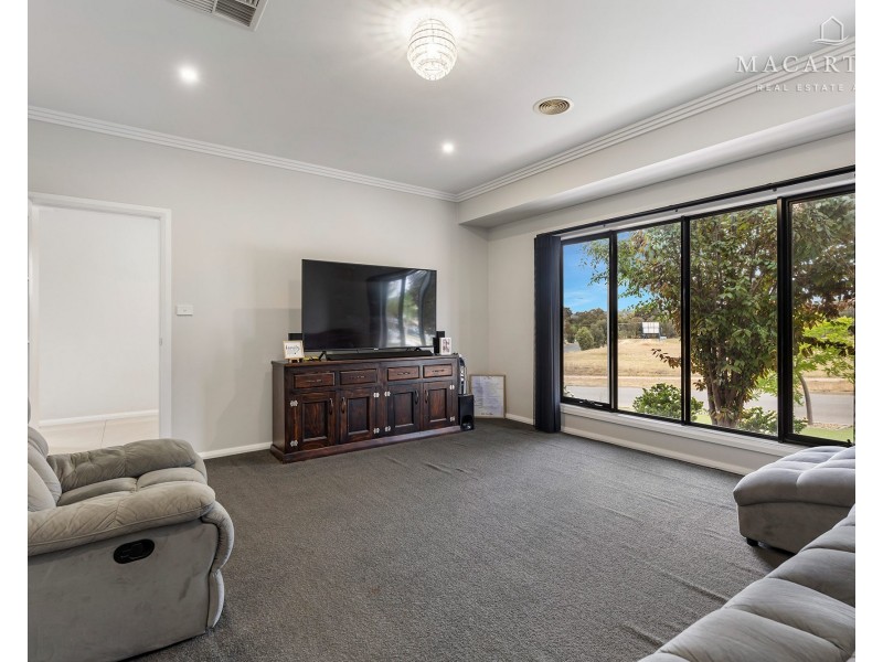 4 Waterhouse Avenue, Lloyd NSW 2650