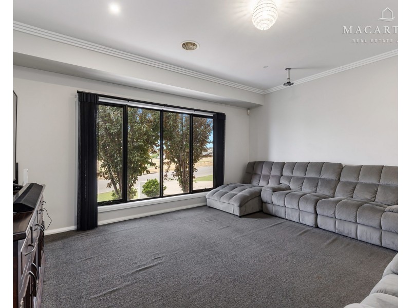 4 Waterhouse Avenue, Lloyd NSW 2650