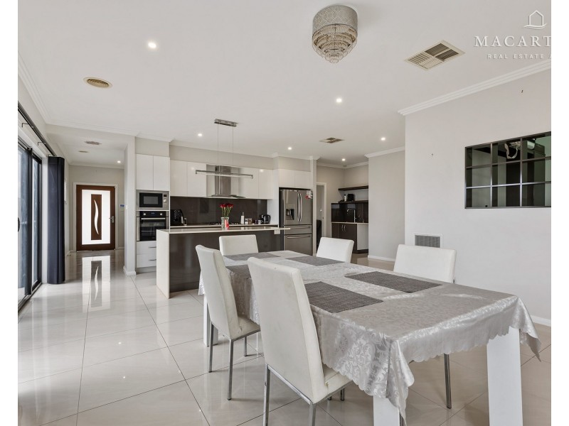 4 Waterhouse Avenue, Lloyd NSW 2650