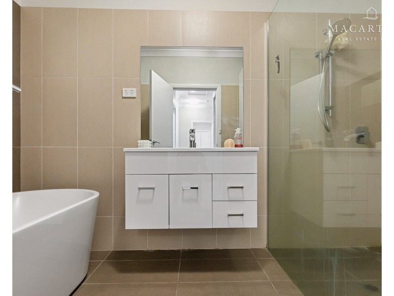 4 Waterhouse Avenue, Lloyd NSW 2650