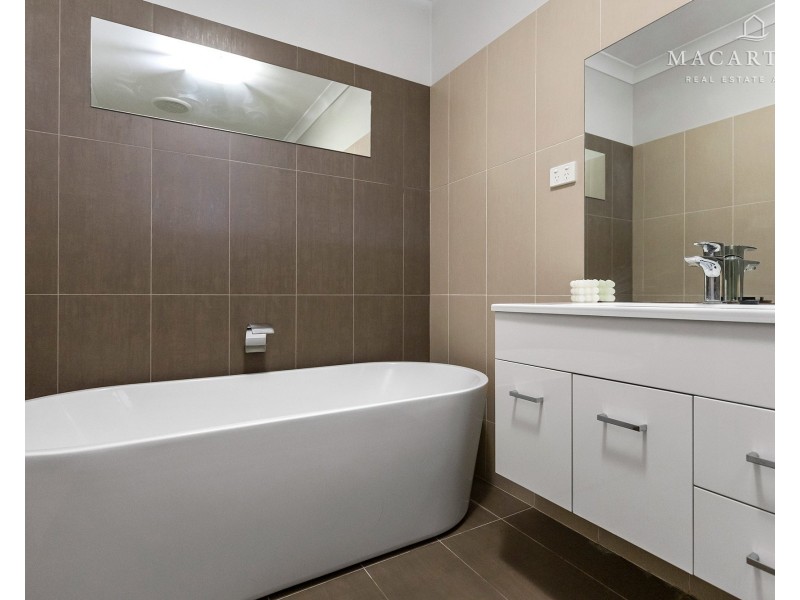4 Waterhouse Avenue, Lloyd NSW 2650