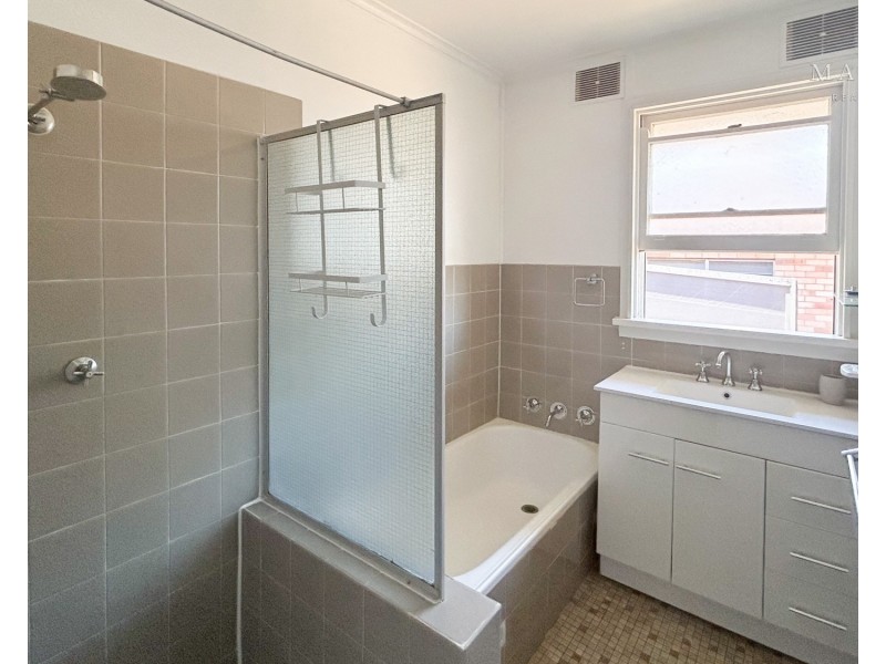 82 Warrawong Street, Kooringal NSW 2650