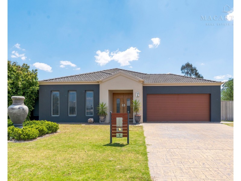 7 Breasley Crescent, Boorooma NSW 2650