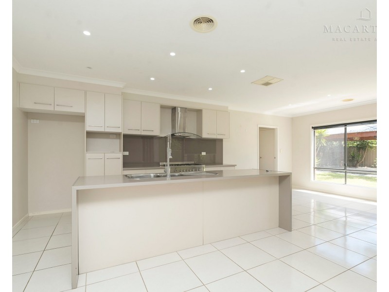 7 Breasley Crescent, Boorooma NSW 2650