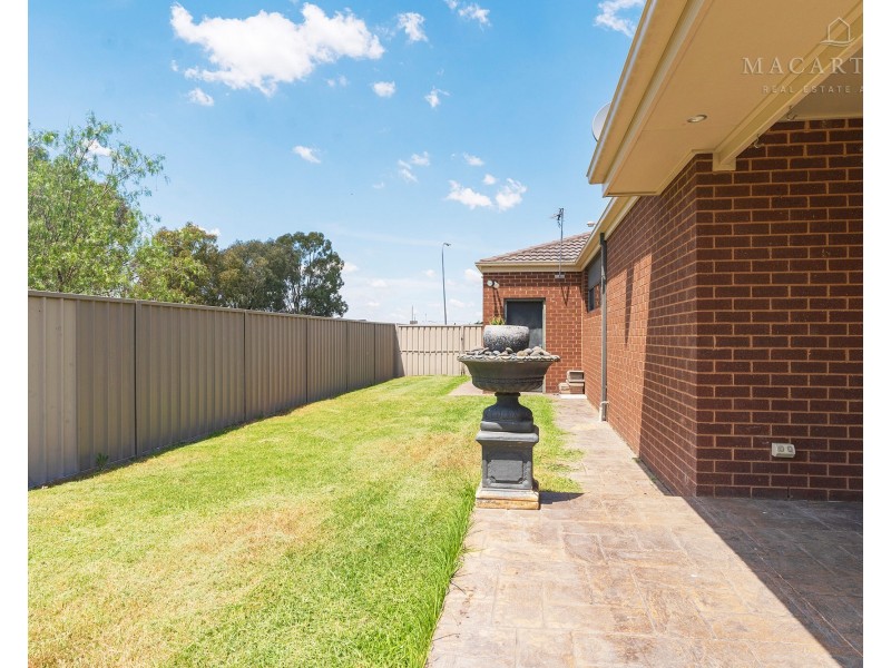 7 Breasley Crescent, Boorooma NSW 2650