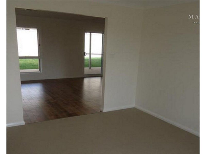 8 Goldstein Crescent, Lloyd NSW 2650