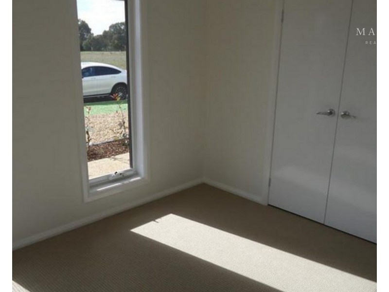 8 Goldstein Crescent, Lloyd NSW 2650