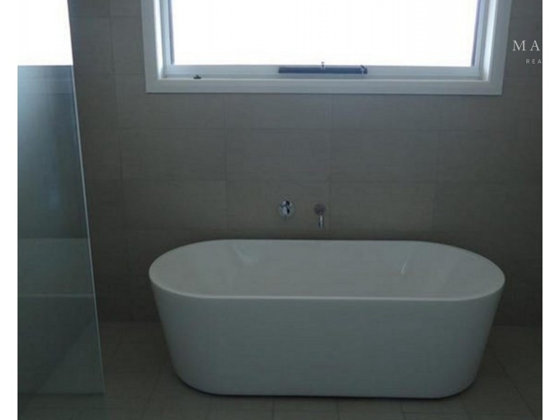 8 Goldstein Crescent, Lloyd NSW 2650