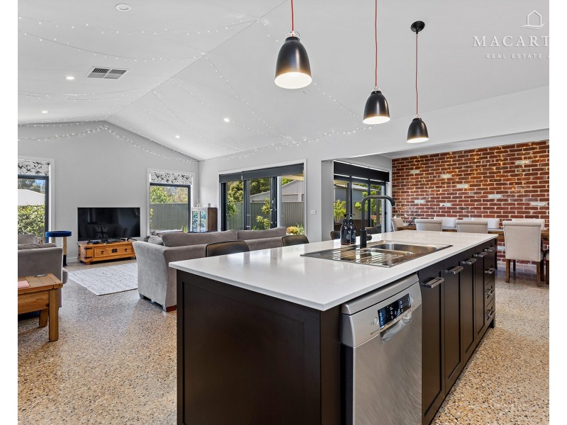 6 Waterview Place, Lake Albert NSW 2650