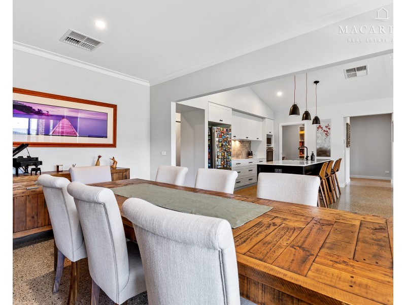 6 Waterview Place, Lake Albert NSW 2650