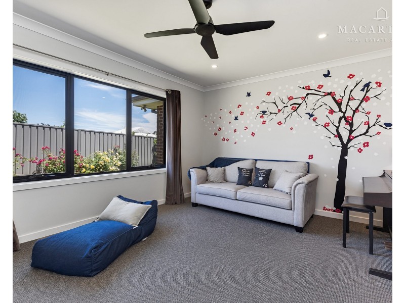 6 Waterview Place, Lake Albert NSW 2650