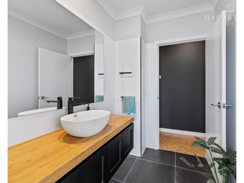 6 Waterview Place, Lake Albert NSW 2650