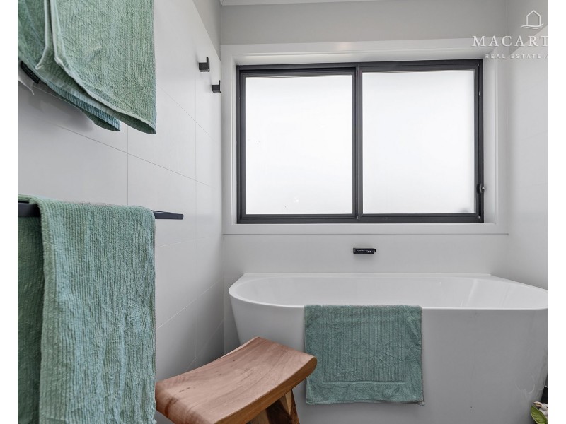 6 Waterview Place, Lake Albert NSW 2650