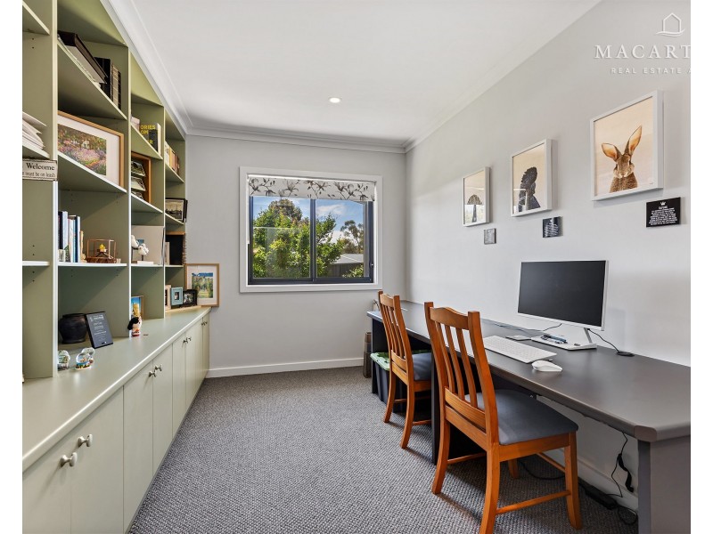 6 Waterview Place, Lake Albert NSW 2650