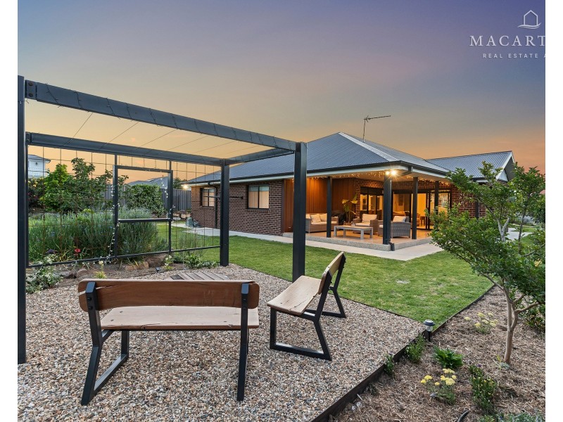 6 Waterview Place, Lake Albert NSW 2650