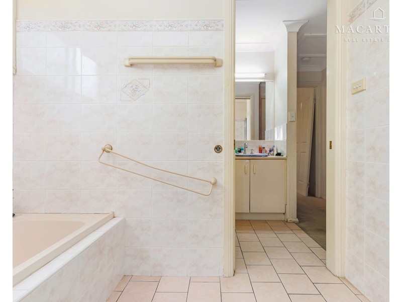 2/23 Kirrang Avenue, Glenfield Park NSW 2650