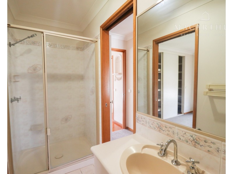 2 Delvin Place, Kooringal NSW 2650