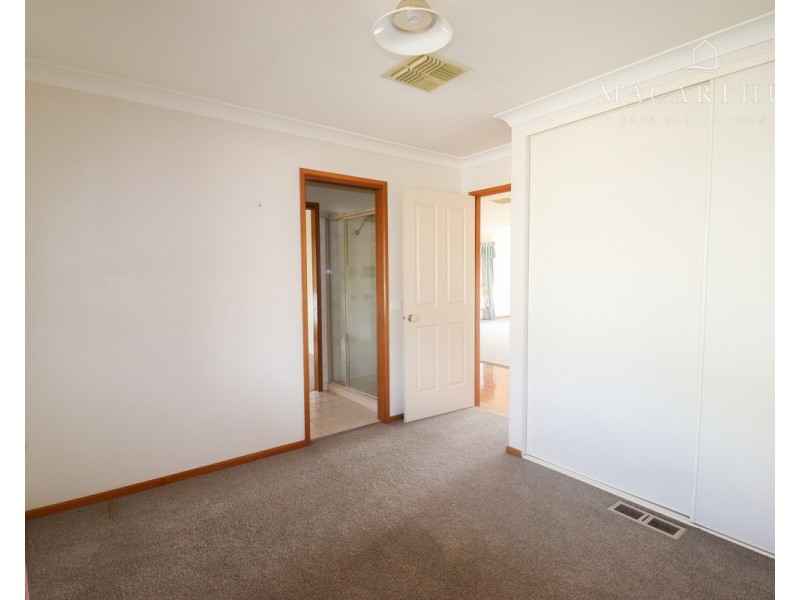 2 Delvin Place, Kooringal NSW 2650