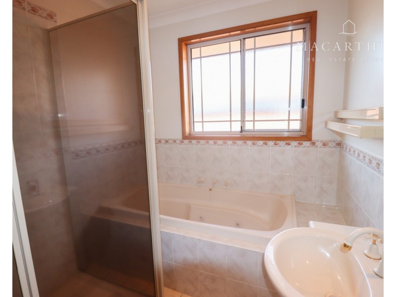 2 Delvin Place, Kooringal NSW 2650