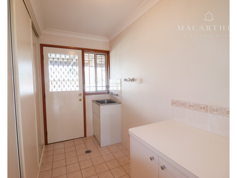 2 Delvin Place, Kooringal NSW 2650