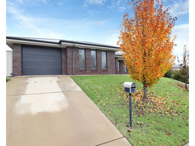 11 Paradise Drive, Gobbagombalin NSW 2650