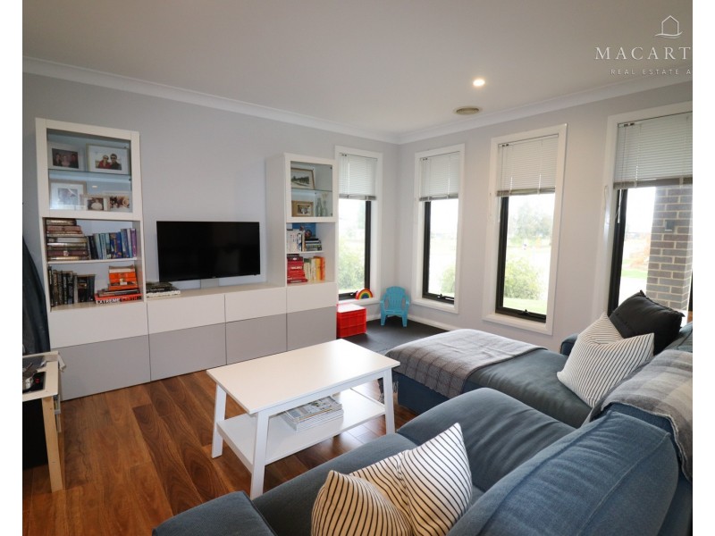 11 Paradise Drive, Gobbagombalin NSW 2650