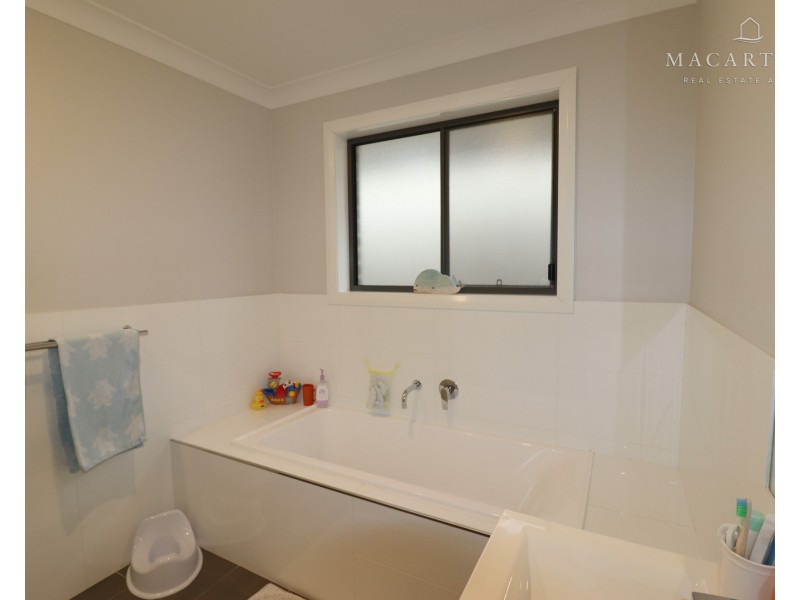 11 Paradise Drive, Gobbagombalin NSW 2650