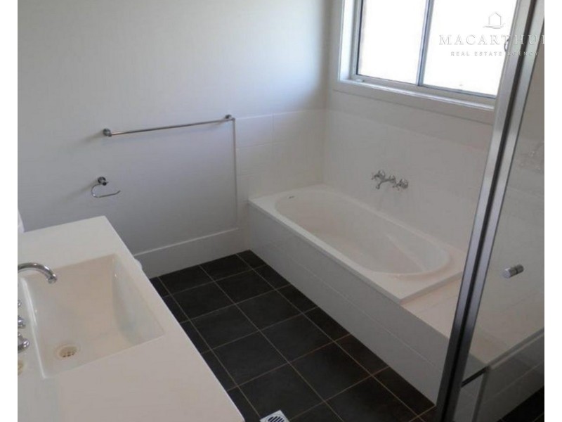 3 Batlow Way, Gobbagombalin NSW 2650