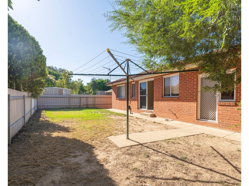 2/14 Canola Place, Estella NSW 2650