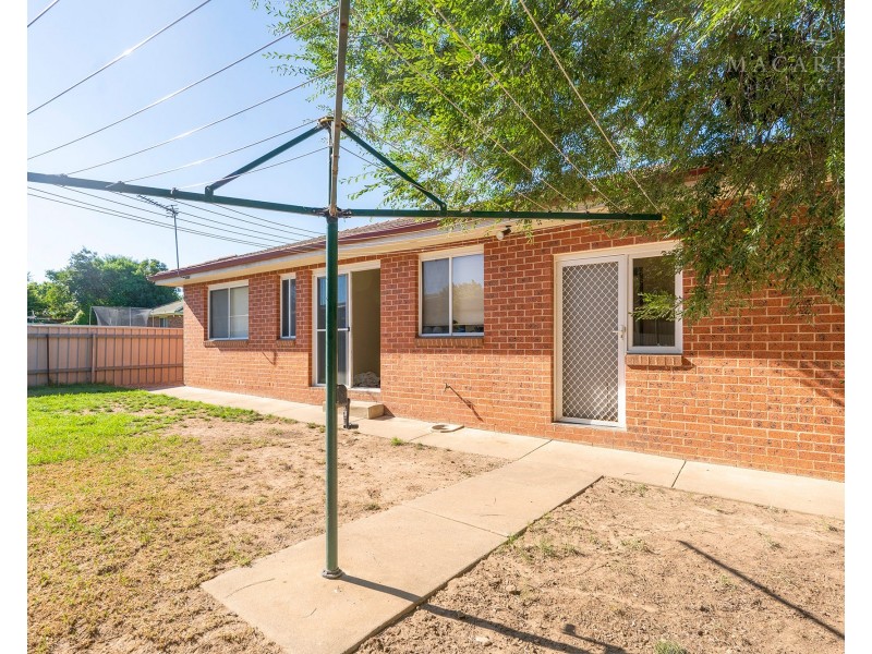 2/14 Canola Place, Estella NSW 2650