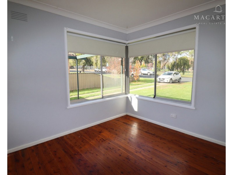 17 Leavenworth Drive, Mount Austin NSW 2650