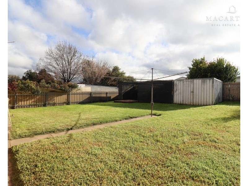 17 Leavenworth Drive, Mount Austin NSW 2650