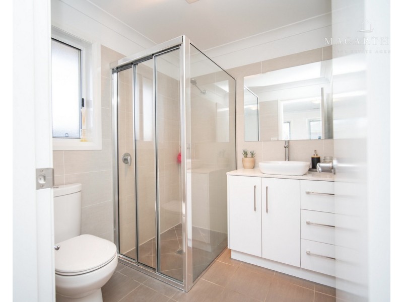 1/10 Watson Boulevard, Lloyd NSW 2650