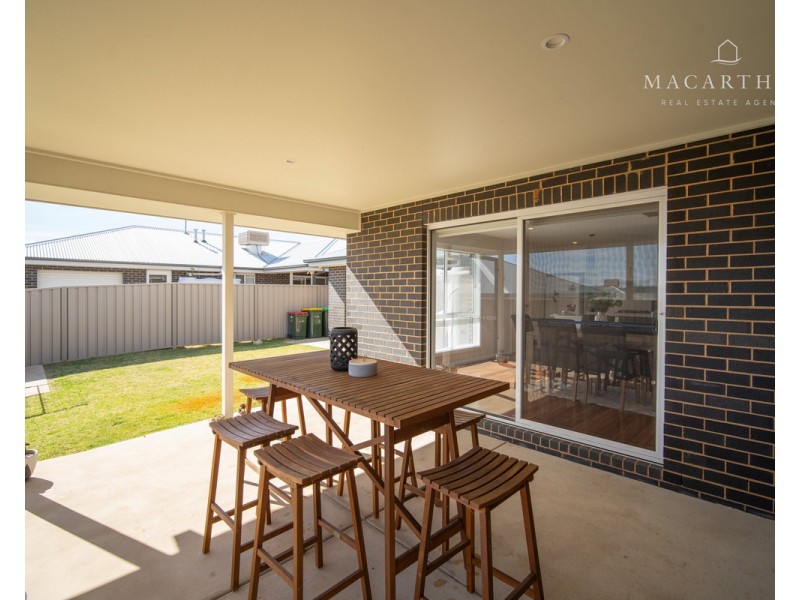1/10 Watson Boulevard, Lloyd NSW 2650