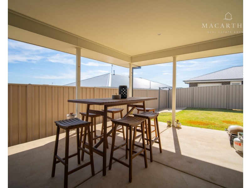 1/10 Watson Boulevard, Lloyd NSW 2650